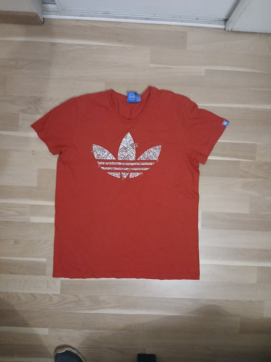 T-shirt Adidas Originals Trefoil – Rouge Éclatant – Logo Graphique Géométrique