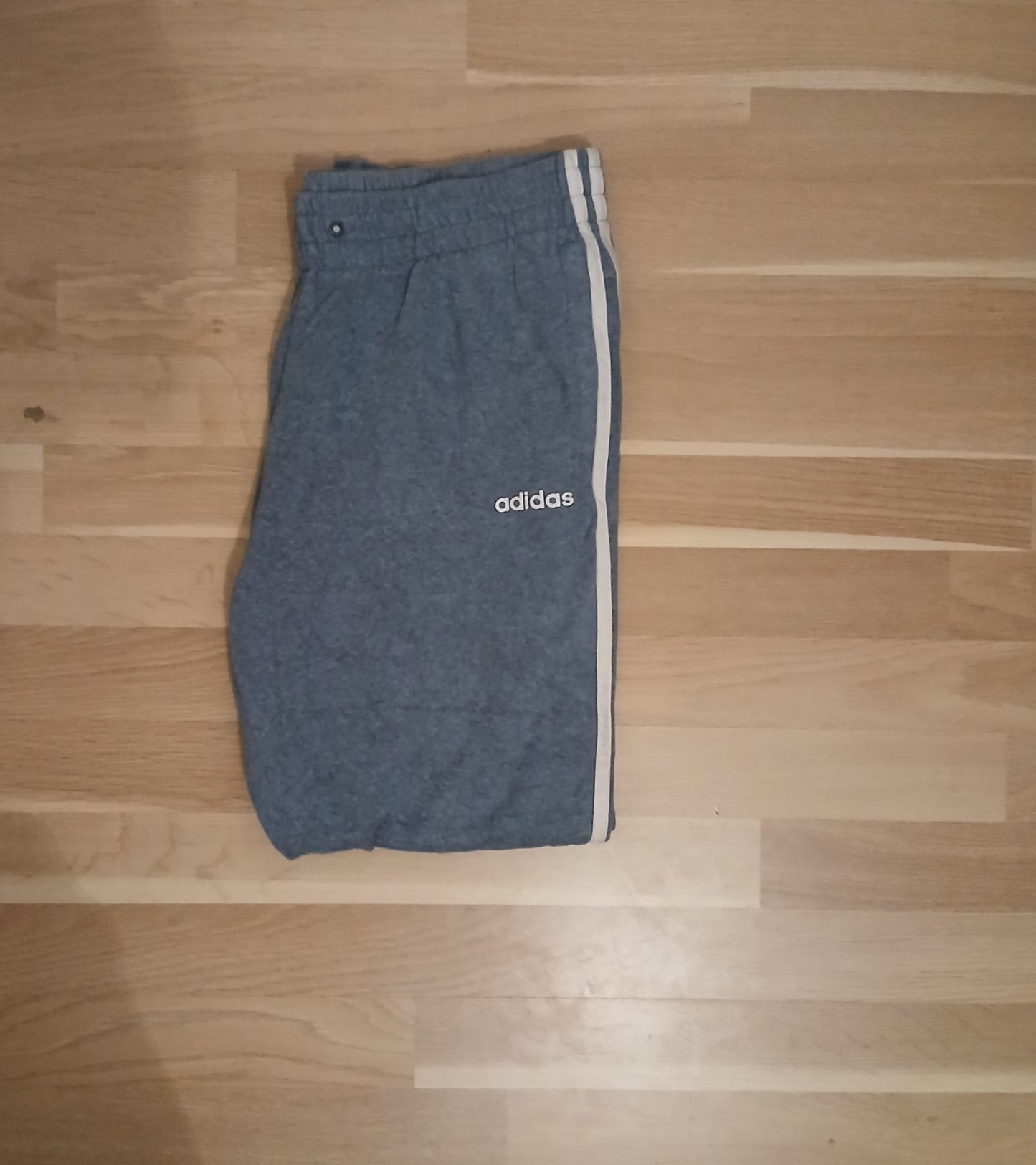 Jogging Adidas Essentials 3-Stripes – Gris Chine – Coupe Slim/Ajustée